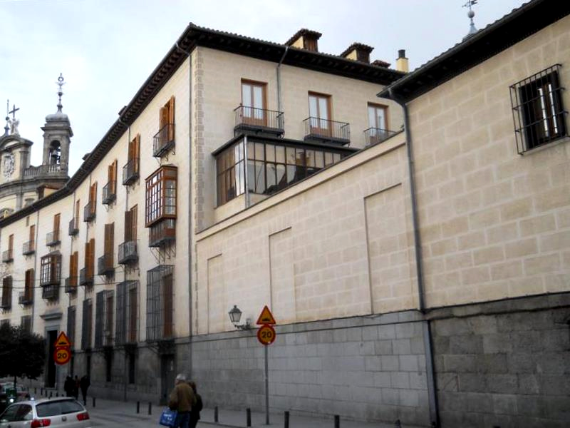 Palacio arzobispal y la baslica de San Miguel al fondo